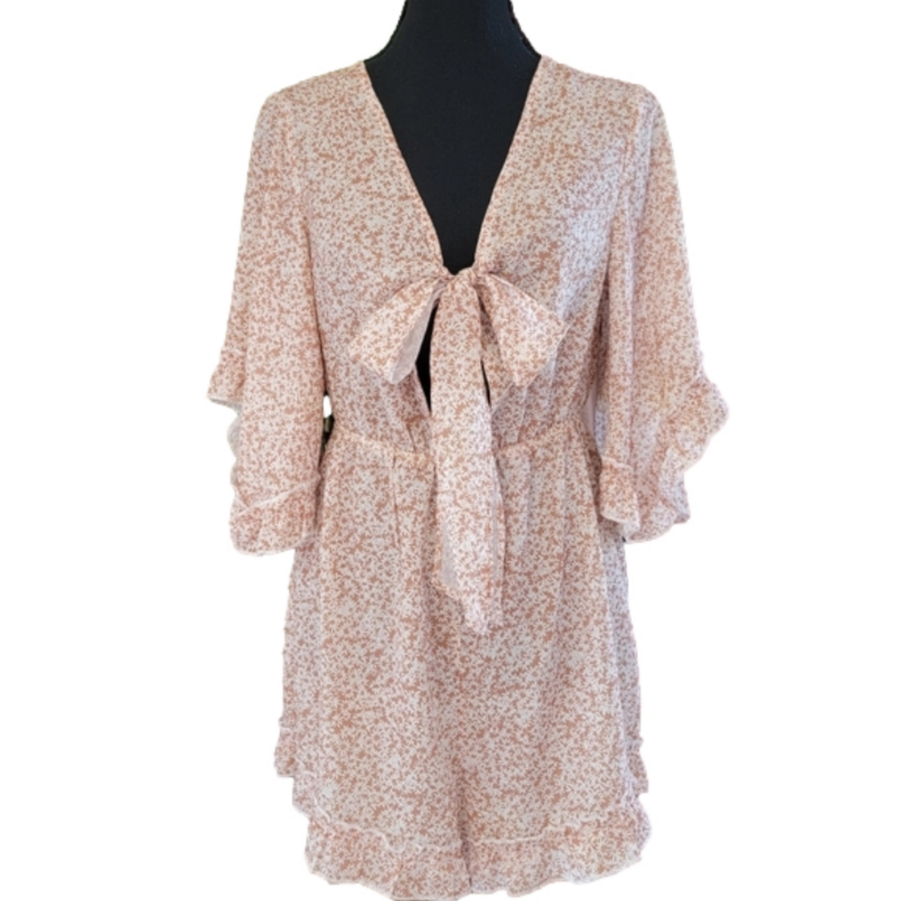 Simplee Ditsy Floral Flutter Sleeve Tie Front Romper Size Small EUC